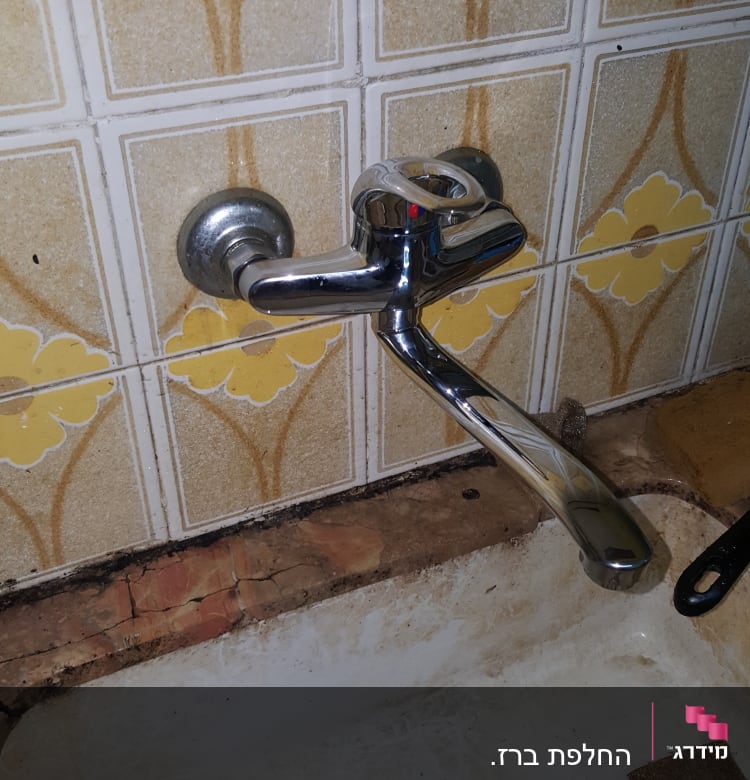 ברז כרום מותקן על קיר עם אריחים